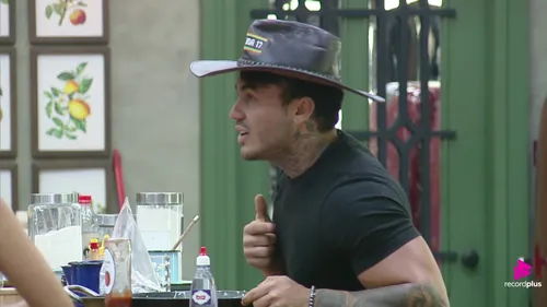 
					A Fazenda 17: Rayane ofende Carol e cita 34 plásticas: 'Continua feia'
				
				