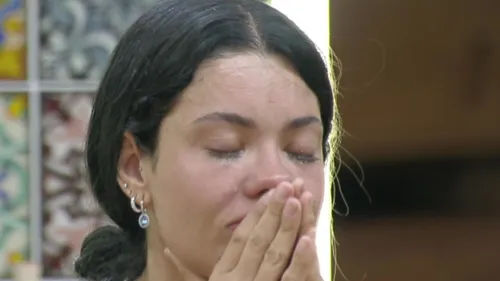 
					A Fazenda 17: Rayane perde o controle e web não perdoa: 'Bate o sino'
				
				