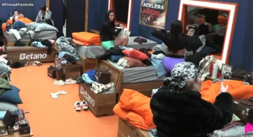 
					A Fazenda 17: Record exibe momento em que Yoná mostra seios a Wallas
				
				