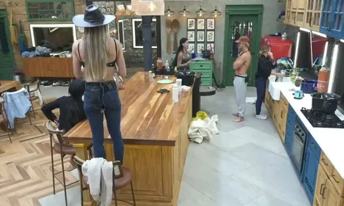 
					A Fazenda 17: Saory arma barraco e cobra Rayane: 'Porca criminosa'
				
				