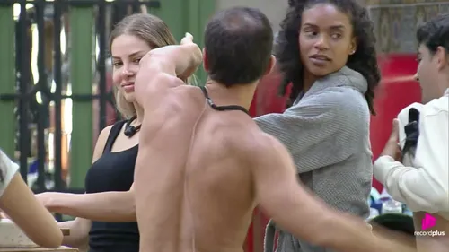 
					A Fazenda 17: Saory é pega no flagra com marca no pesçoco: 'Chupão?'
				
				