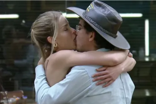 
					A Fazenda 17: Saory sela 'união estável' com Dudu Camargo e web detona
				
				