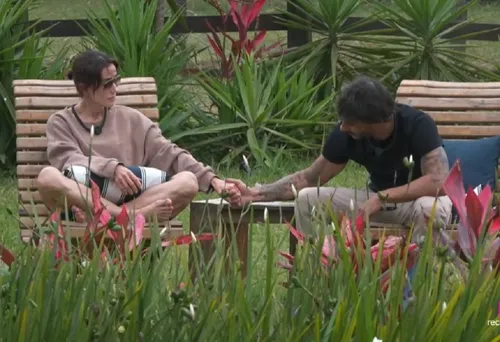 
					A Fazenda 17: Shia confessa paixão em conversa íntima com Michelle
				
				