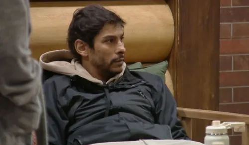   					A Fazenda 17: Matheus e Shia provocam briga 'fake' e revoltam web  				  				