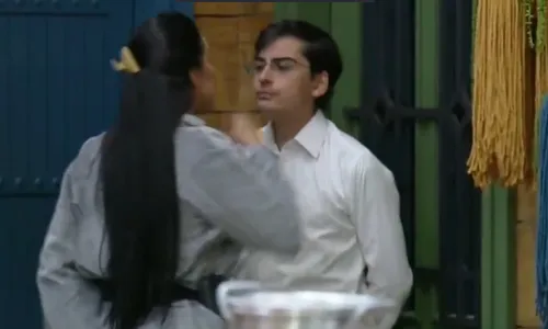 
					A Fazenda 17: Tamires surta, briga com Saory e prensa Dudu na parede
				
				