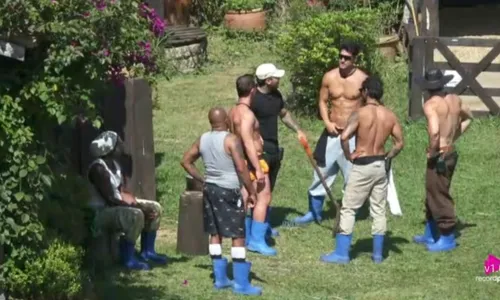 
					A Fazenda 17: Wallas se junta com os homens e humilha Saory: 'Louca'
				
				