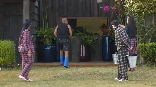 
					A Fazenda 17: Yoná e Toninho brigam feio na baia: 'Não estressa'
				
				