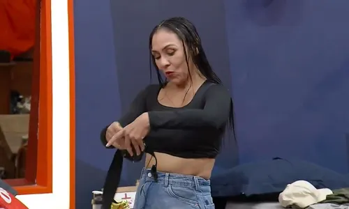 
					A Fazenda 17: Yoná surta e joga comida no chão após atitude de Martina
				
				