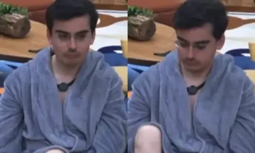 
					A Fazenda 17: sem cueca, Dudu Camargo se descuida e exibe parte íntima
				
				