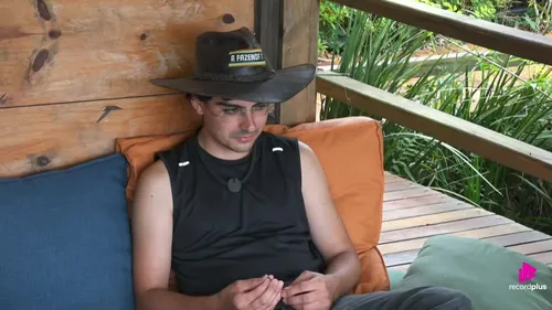 
					A Fazenda 17: Carol cola em Dudu e web aponta intervenção de Carelli
				
				