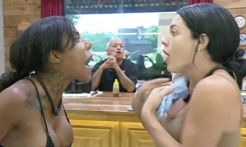 
					A Fazenda: Carol atira objetos para longe em briga com Rayane; VÍDEO
				
				