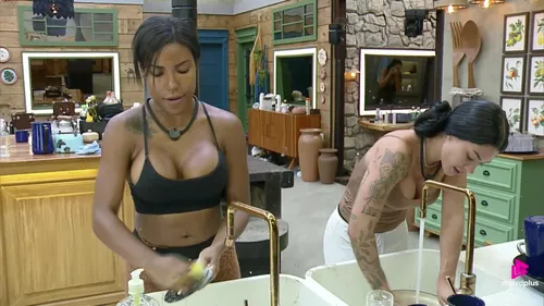 
					A Fazenda: Carol atira objetos para longe em briga com Rayane; VÍDEO
				
				