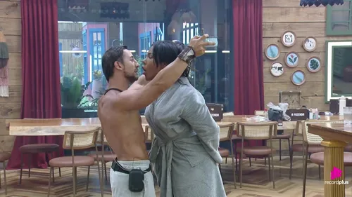 
					A Fazenda: Carol e Mesquita quase se agridem após fofoca: 'Tira a mão'
				
				