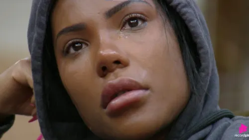 
					A Fazenda: Carol entra em desespero ao se comparar com Tamires
				
				