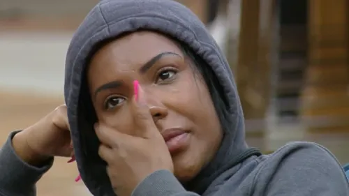 
					A Fazenda: Carol entra em desespero ao se comparar com Tamires
				
				