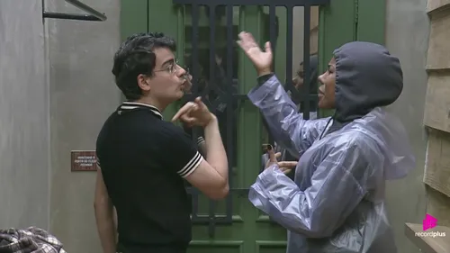 
					A Fazenda: Carol fica no fogo cruzado e vai atrás de salvação com Dudu
				
				