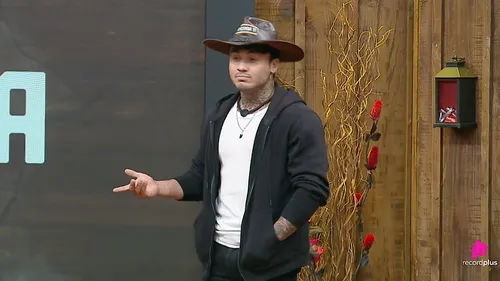 
					A Fazenda: Dudu Camargo é atacado por peões e rebate citando Galisteu
				
				