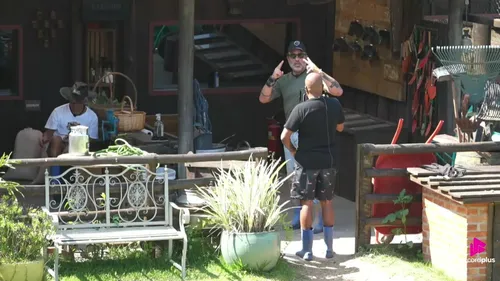 
					A Fazenda: Fabiano e Toninho trocam farpas e explodem: 'Quebrei ele'
				
				