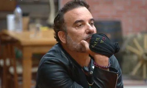 
					A Fazenda: Fabiano mostra lado 'traiçoeiro' e arma com Carol Lekker
				
				