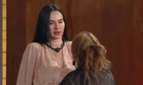 
					A Fazenda: Gaby Spanic se revolta e defende Tamires após tapão em peoa
				
				