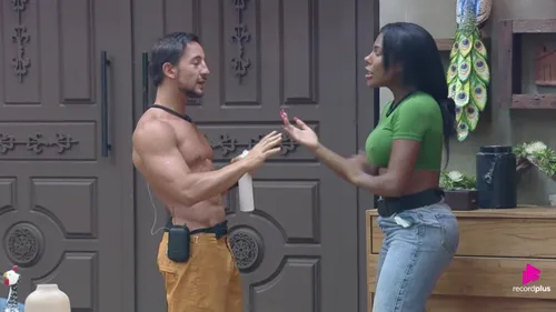 
					A Fazenda: Mesquita confronta Carol após crítica de cueca marcando
				
				