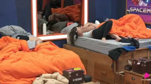 
					A Fazenda: Mesquita e Duda são flagrados em clima íntimo: 'Nojento'
				
				