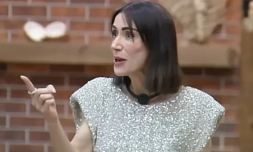 
					A Fazenda: Michelle Barros surta e divide comida de peões: 'Até o sal'
				
				