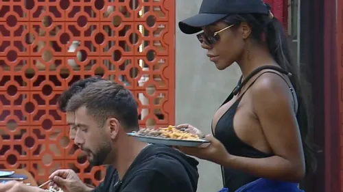 
					A Fazenda: Miss Bumbum rouba comida em missão secreta como infiltrada
				
				