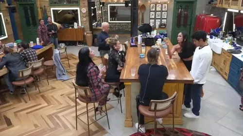 
					A Fazenda: Rayane e Yoná explodem e protagonizam briga: 'Lixo humano'
				
				