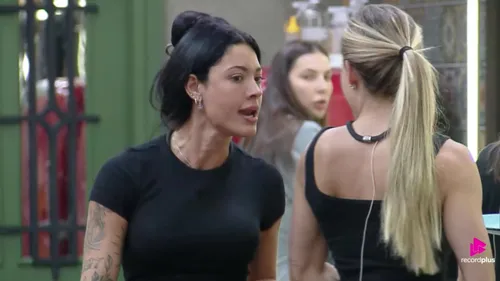 
					A Fazenda: Rayane mostra os peitos para Saory em nova briga: 'Piranha'
				
				