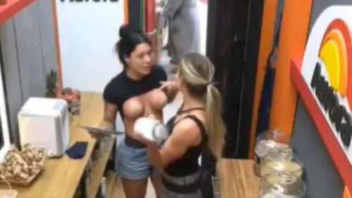 
					A Fazenda: Rayane mostra os peitos para Saory em nova briga: 'Piranha'
				
				