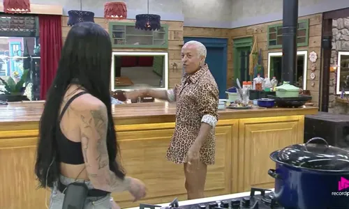 
					A Fazenda: Rayane provoca Walério e abre guerra a Carol: 'Bicha fraca'
				
				