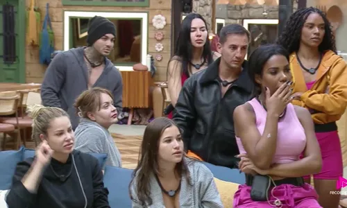 
					A Fazenda 17: Carol e Nizam discutem por cueca suja: 'Jogar no lixo'
				
				