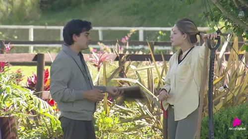 
					A Fazenda: Saory faz acusações durante trato e ataca Duda: 'Soberba'
				
				