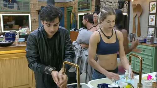 
					A Fazenda: Toninho sugere mão boba de Saory em Dudu: 'Cueca amarela'
				
				