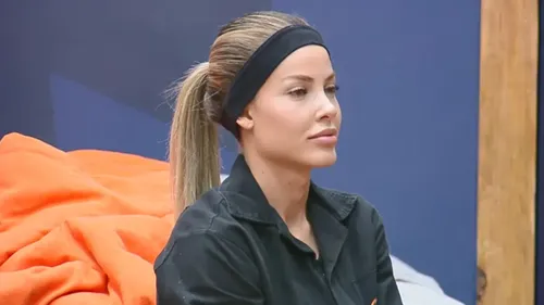 
					A Fazenda: Saory se machuca na Prova de Fogo e é atendida às pressas
				
				