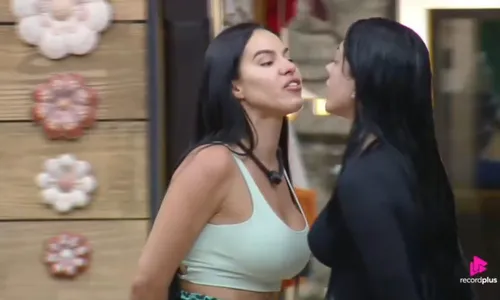 
					A Fazenda: Tamires enfrenta Rayane em briga aos gritos: 'Atriz pornô'
				
				