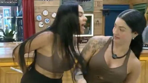 
					A Fazenda 17: Tamires processa Saory após brigas: 'Que ela pague'
				
				