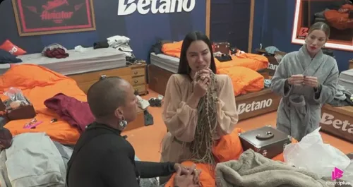 
					A Fazenda: Tamires pôs surpresa na mala de Gaby Spanic após expulsão
				
				