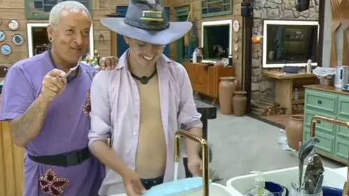 
					A Fazenda: Walério encurrala Dudu sobre romance com homens e web reage
				
				