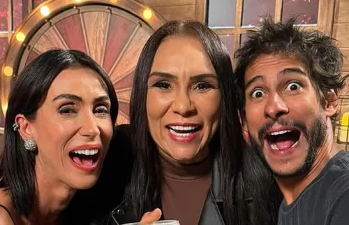 
					A Fazenda: Yoná faz surpresa para Michelle e Shia e alfineta após caos
				
				