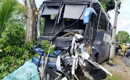 
					Acidente entre ônibus e pick-up deixa um morto e três feridos na Bahia
				
				