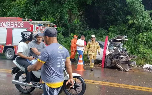 
					Acidente entre ônibus e pick-up deixa um morto e três feridos na Bahia
				
				