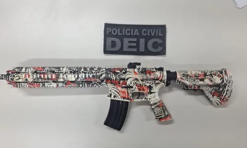 
					Adolescente é apreendido com falso fuzil em rua de Salvador
				
				