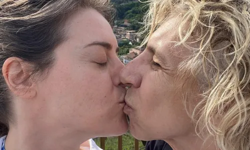 
				
					Alessandra Maestrini exibe foto rara beijando namorada e se declara
				
				