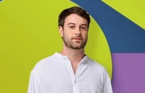 
					Alice Wegmann surge em foto rara com o namorado e se declara
				
				