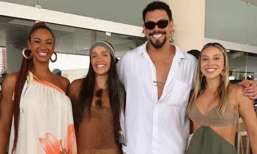 
				
					Aline e Vinícius minimizam polêmicas e posam com rivais do 'BBB 25'
				
				