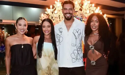 
				
					Aline e Vinícius minimizam polêmicas e posam com rivais do 'BBB 25'
				
				