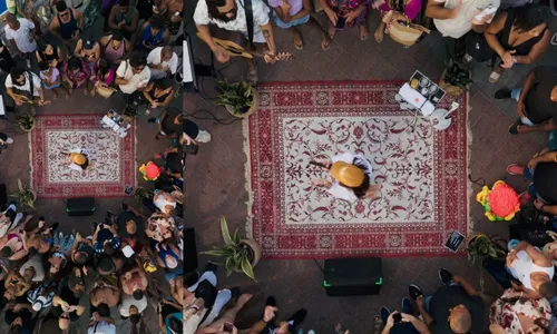 
					Alinne Rosa surpreende fãs com audição de novo disco em Salvador
				
				