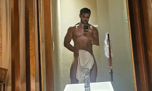  					Amaury Lorenzo causa alvoroço em fãs ao surgir nu em foto: 'Pirarucu'  				  				